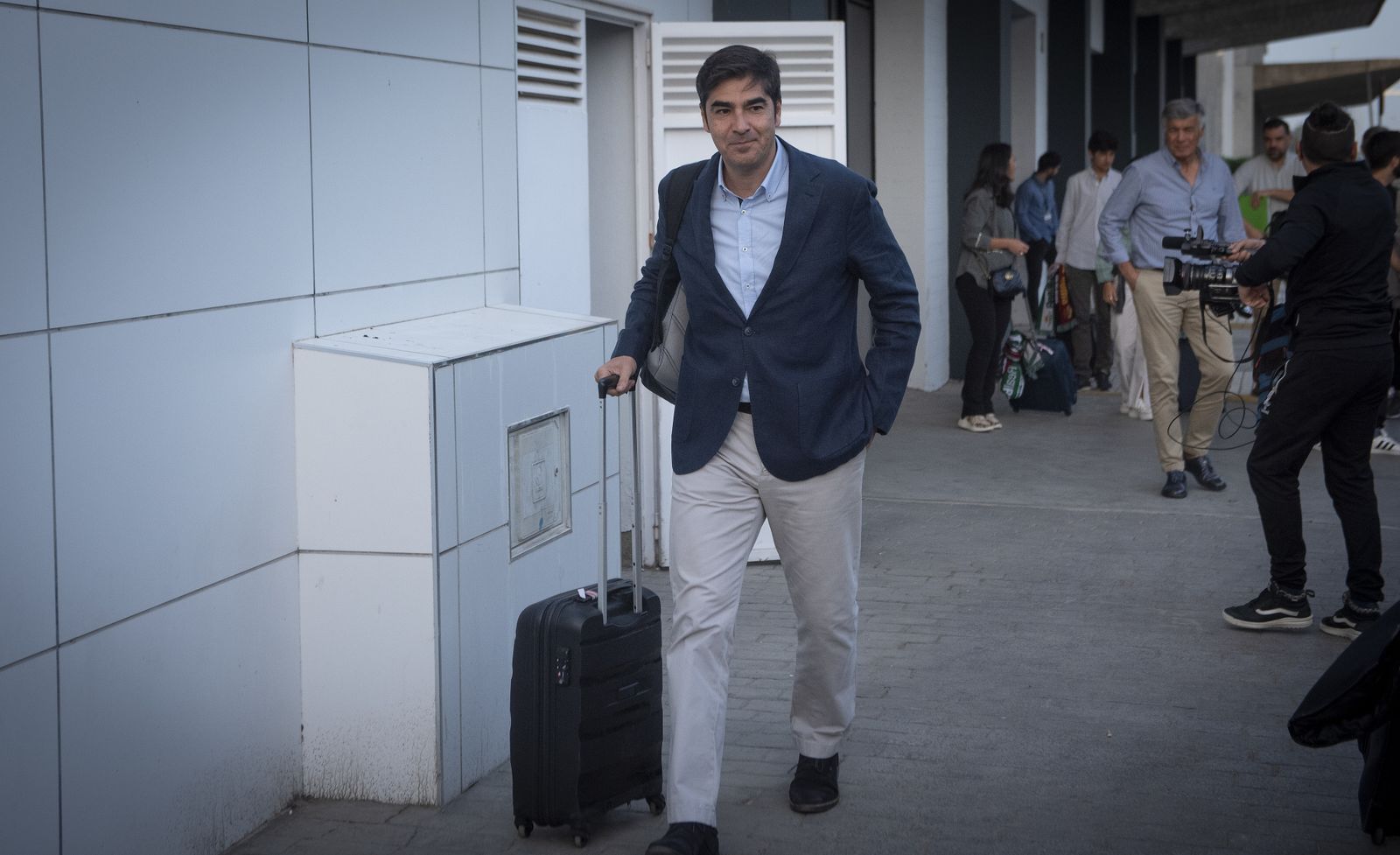 Imágenes del Real Betis en el aeropuerto de Sevilla rumbo a Roma