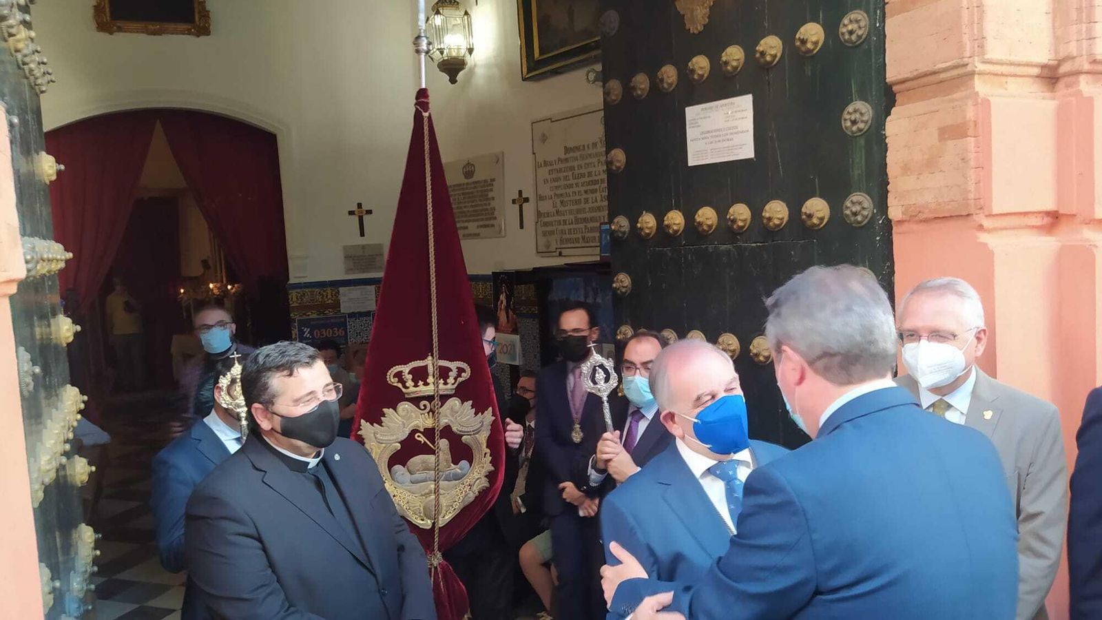 Andrés Martín recibe al alcalde de Sevilla en la puerta de la capilla de la calle Amparo