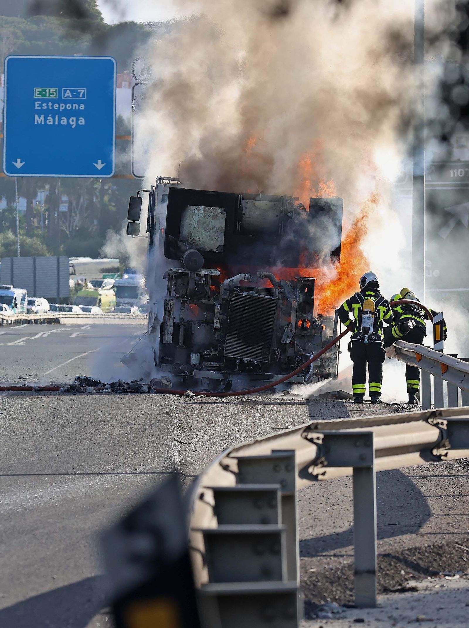 Imágenes del incendio de la grúa que colapsa de nuevo la A7