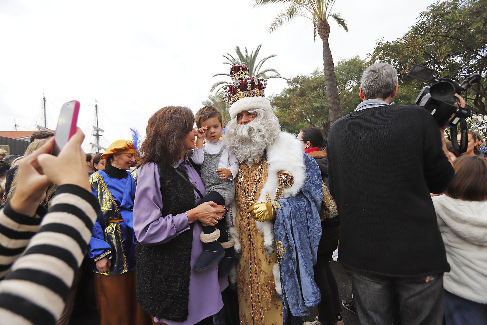Imágenes de la mágica llegada de los Reyes Magos y la Estrella de la Ilusión a Huelva en barco