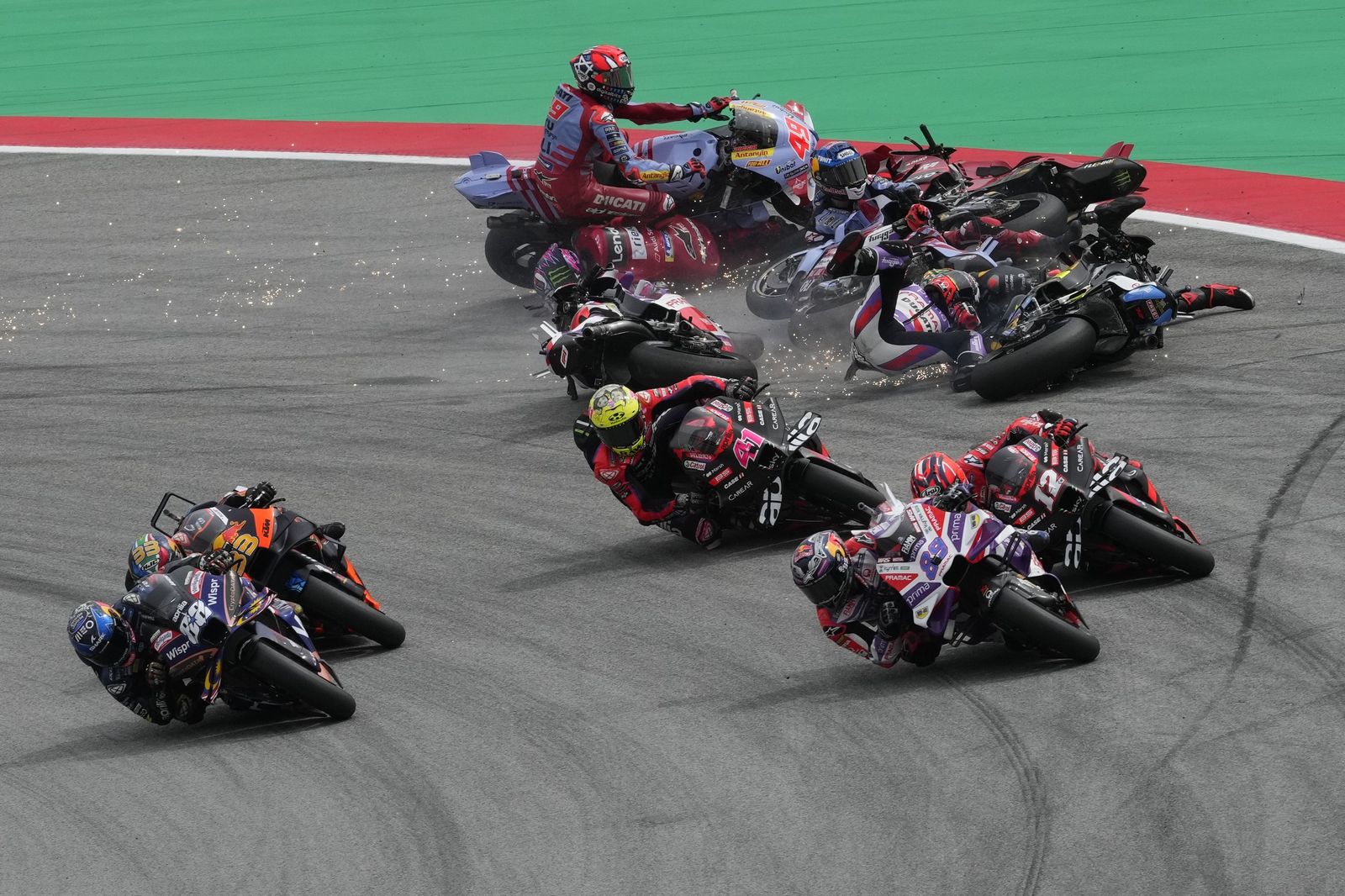 Las cariñosas fotos de Piqué, Clara Chía en el Mundial de Motos en Montmeló