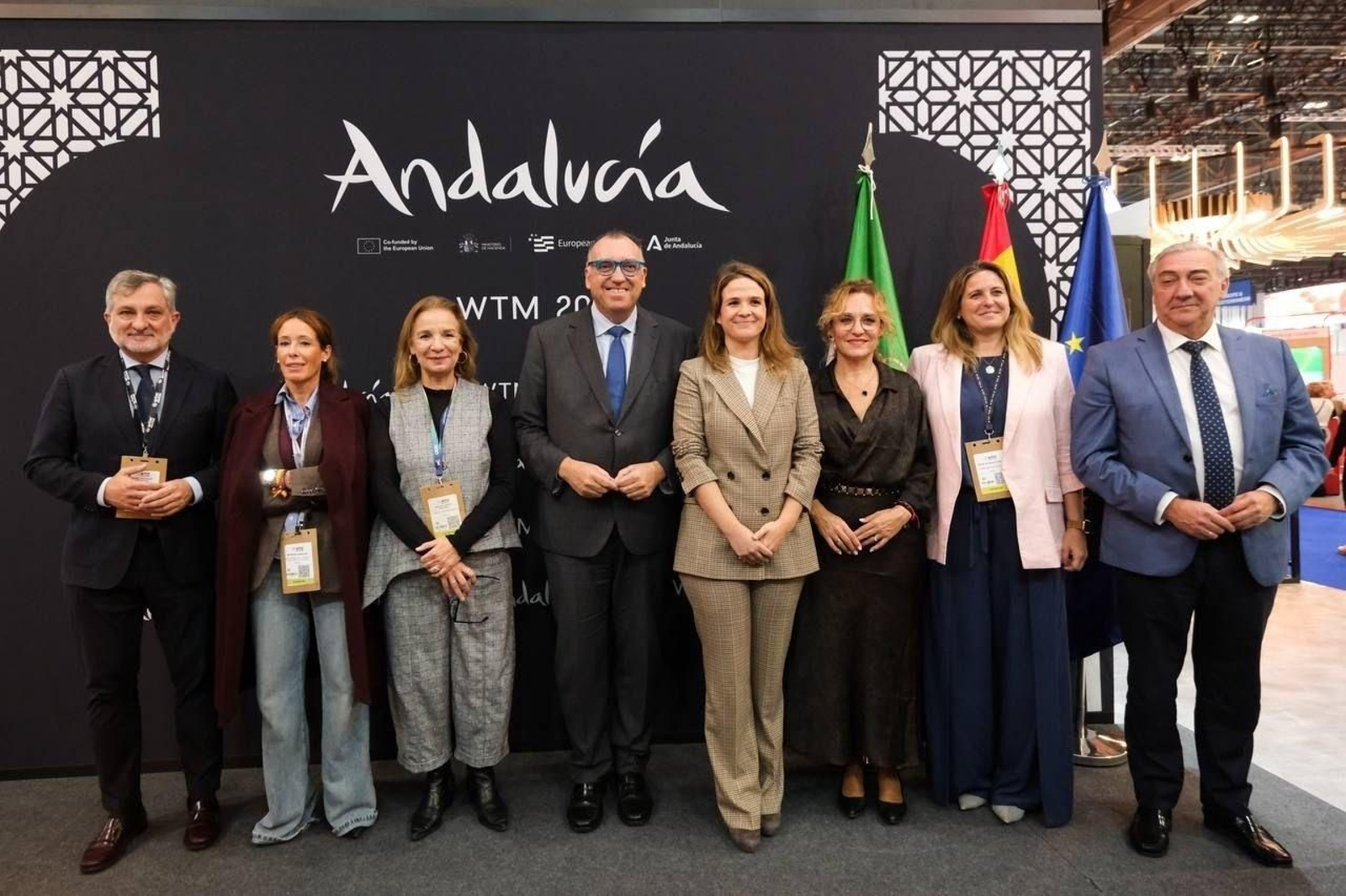 Representantes públicos y directivos de Vueling en el World Trade Market de Londres