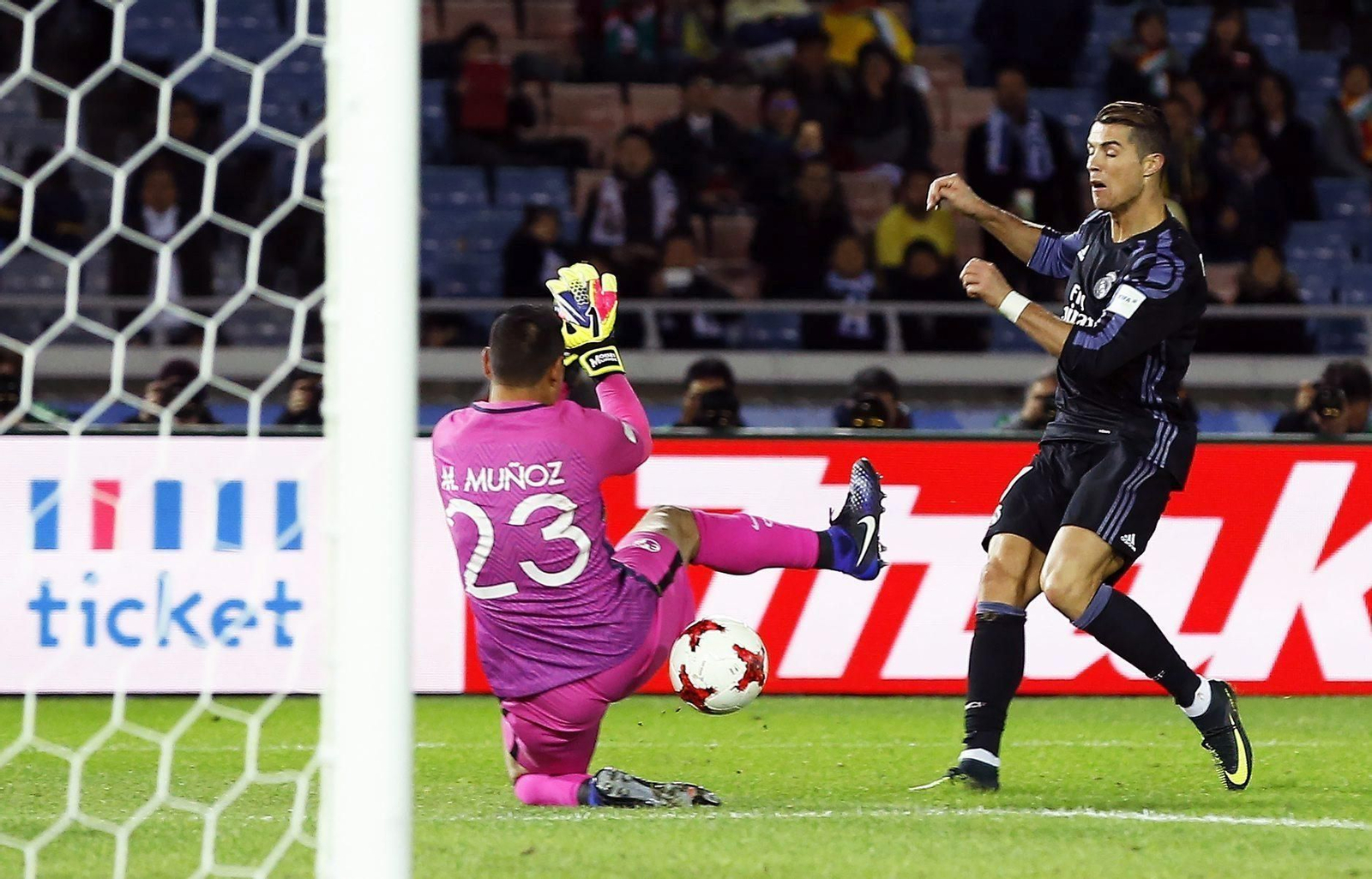 Cristiano Ronaldo supera la salida del guardameta del América, Muñoz, para anotar el segundo gol del partido.