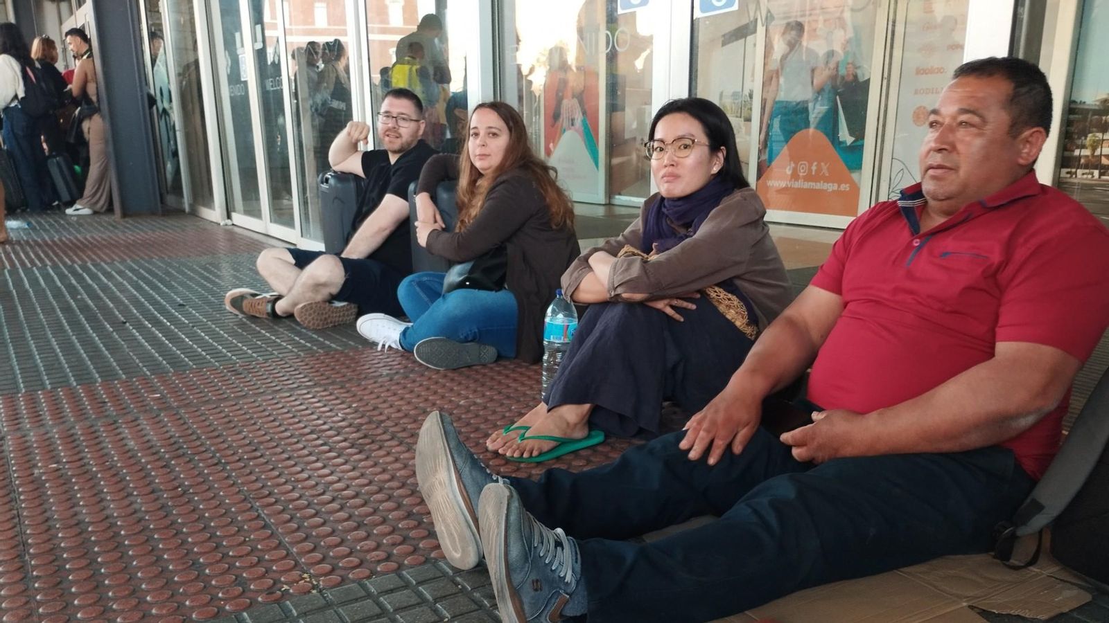 Marta, José, May y Domingo, el lunes sin poder entrar a Vialia pese a tener billetes para un tren que no salió.