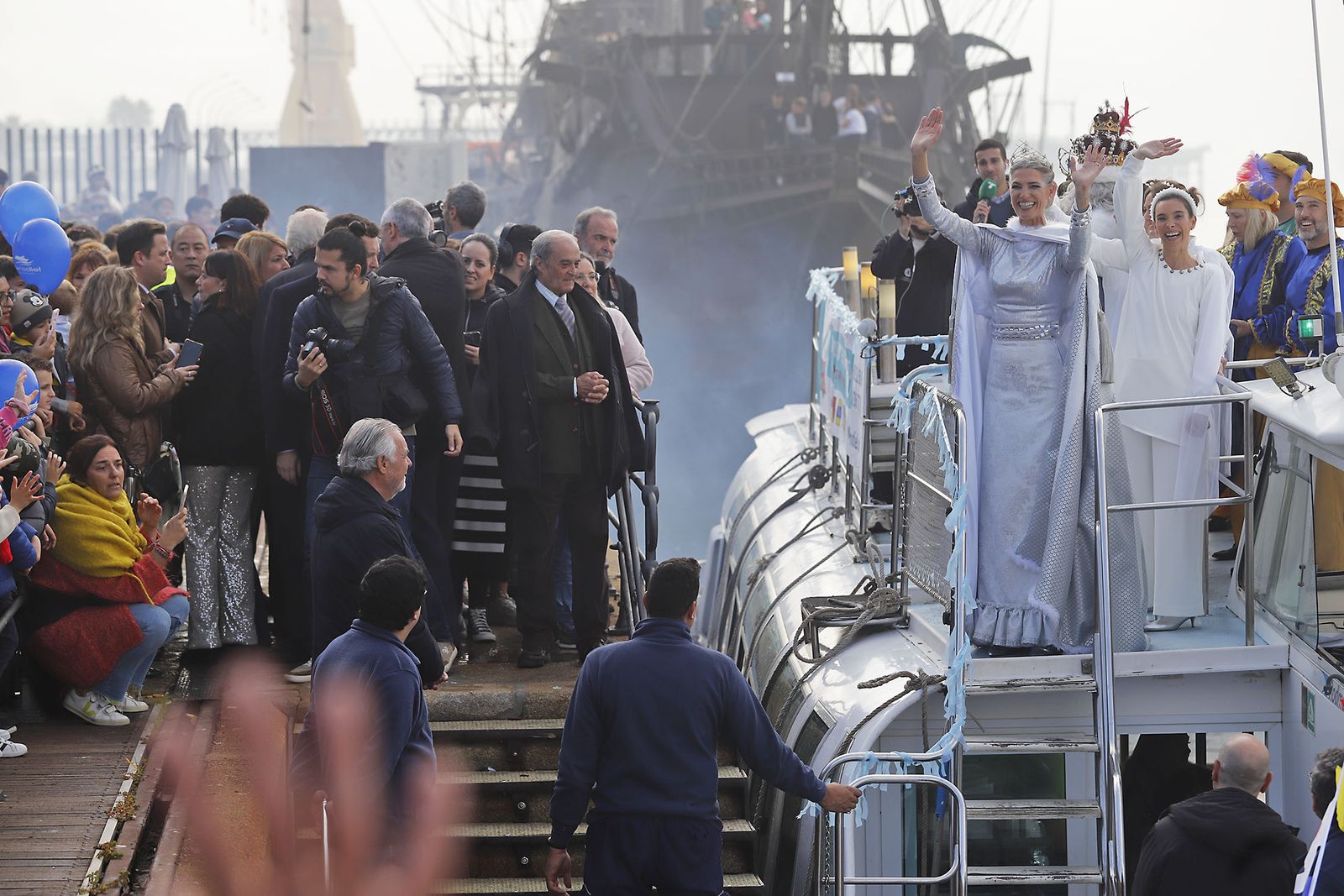 Imágenes de la mágica llegada de los Reyes Magos y la Estrella de la Ilusión a Huelva en barco