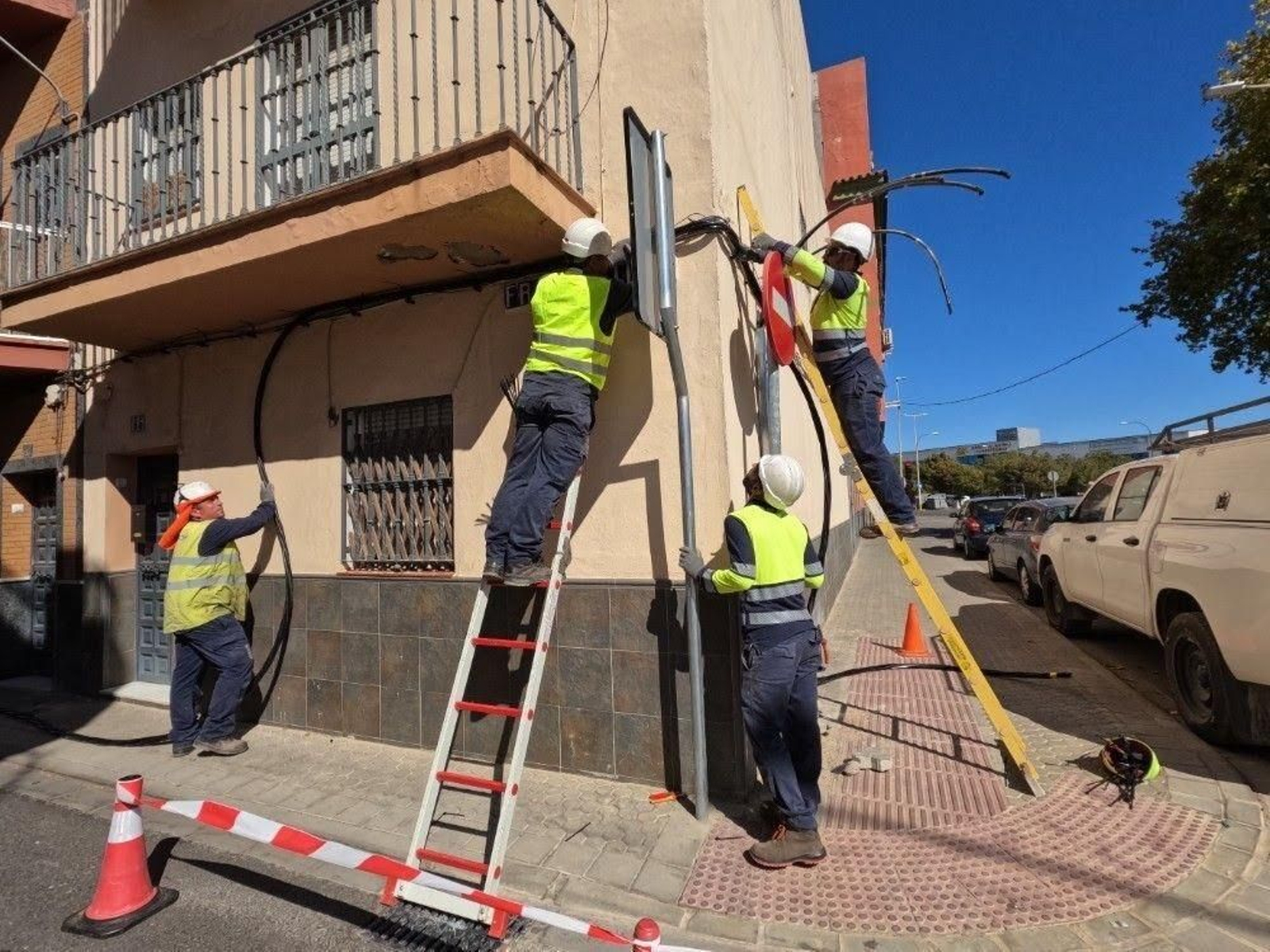 Técnicos de la filial de redes de Endesa, e-distribución, trabajan esta semana en la barriada de Palmete para instalar un nuevo cableado de baja tensión.
