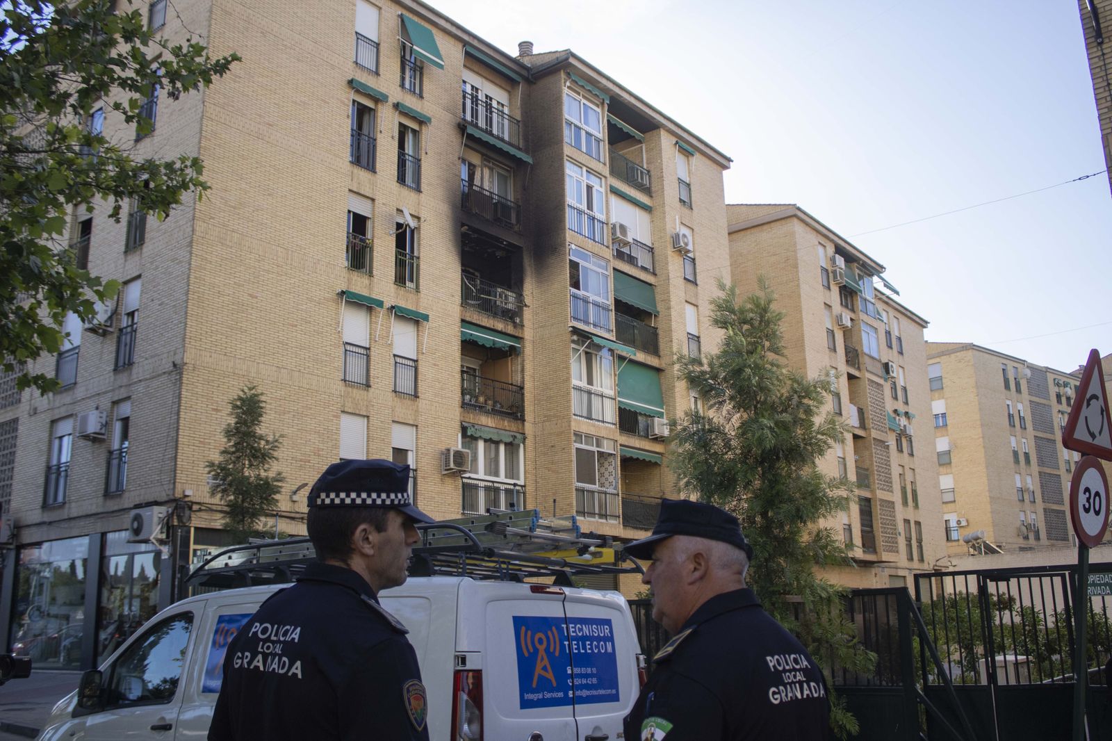 Dos agentes de la Policía Local, frente al piso incendiado por la explosión de gas en La Chana