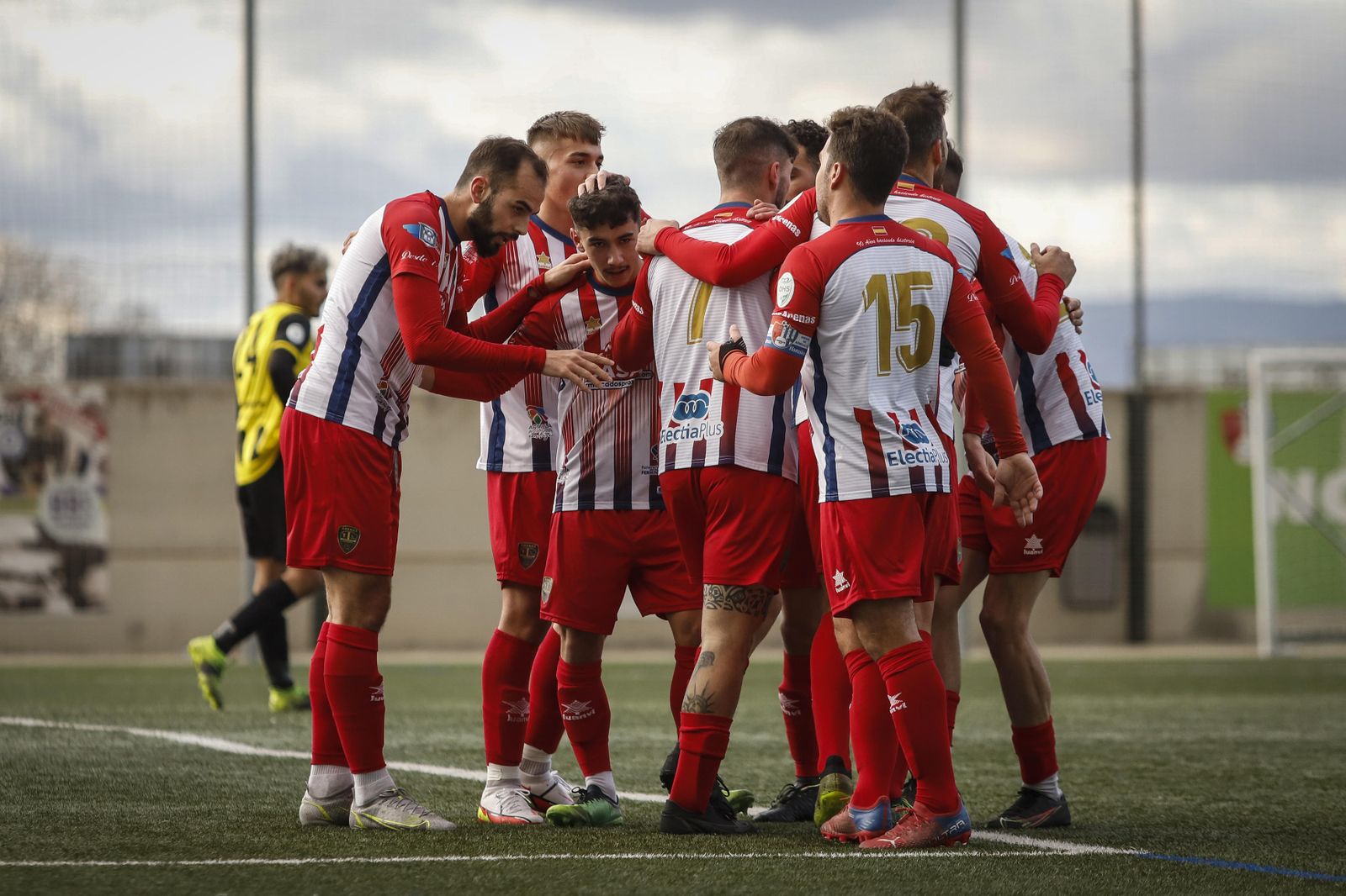 Los jugadores del Arenas celebran uno de los goles de su partido ante el Cantoria.