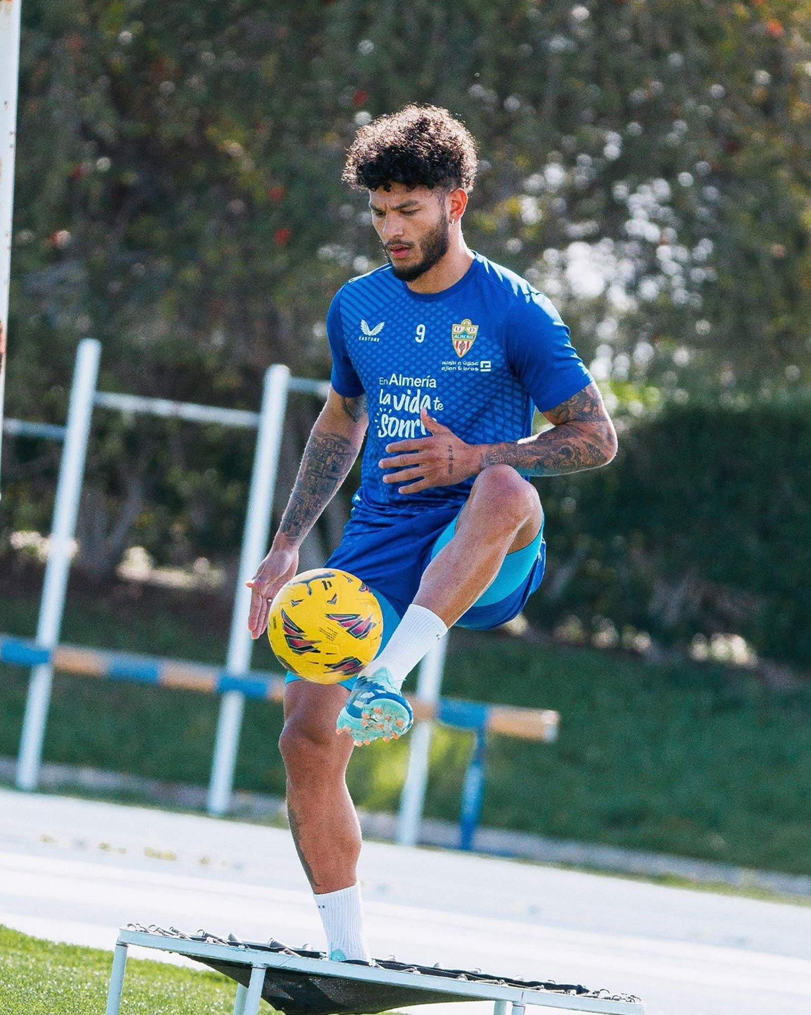 Suárez toca ya balón en el anexo