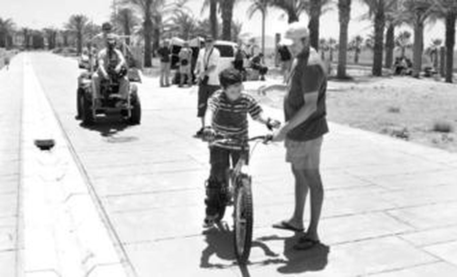 Momento del rodaje del cortometraje en la zona de la Plaza del Mar en el Toyo, con el joven actor Víctor Valdivia.
