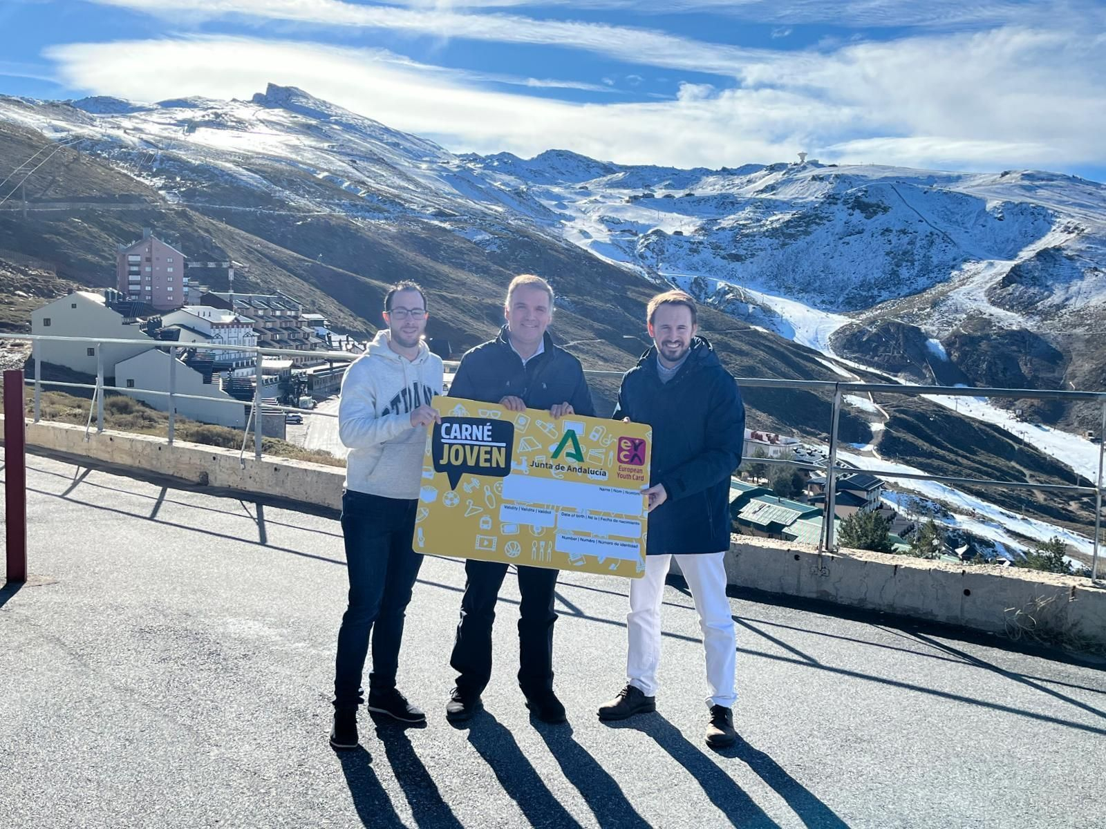 Momento de la firma de colaboración entre Inturjoven y Cetursa