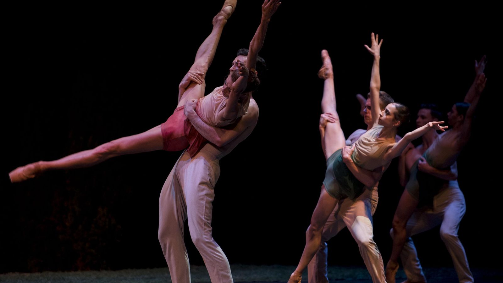 Los bailarines exhibieron una técnica impecable, con el dominio del cuerpo en puntas, medias puntas o en saltos y encuentros duales.