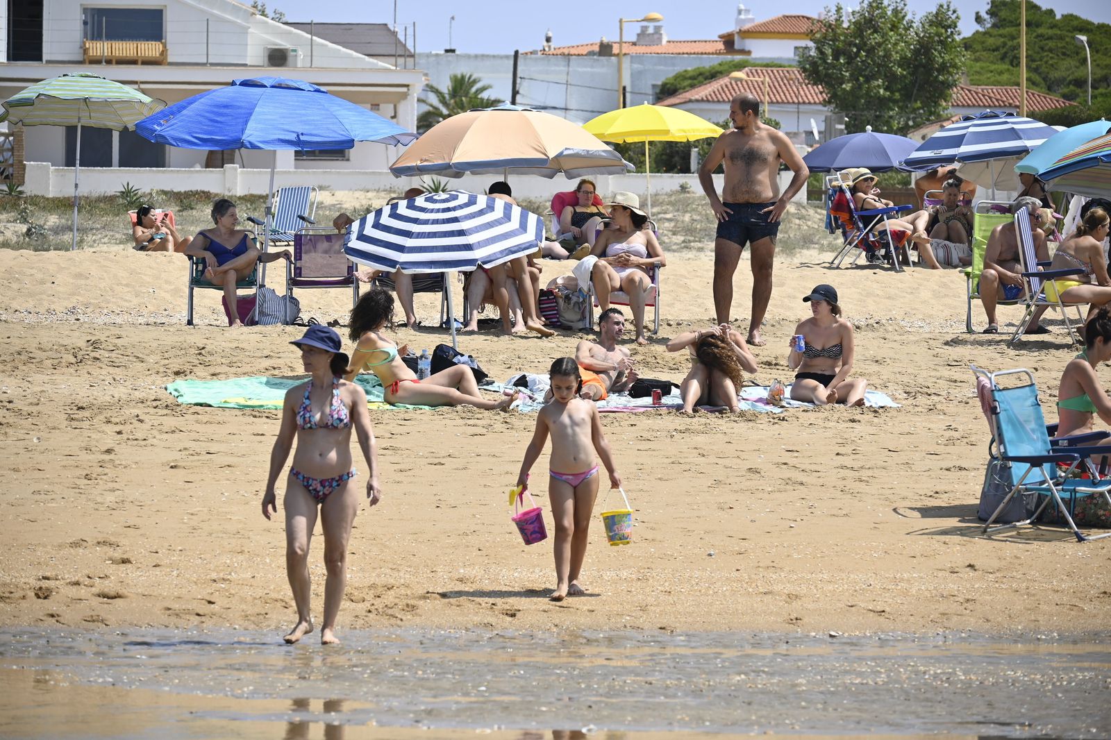 Ambiente en la playas de Huelva este sábado 22 de julio, en imágenes