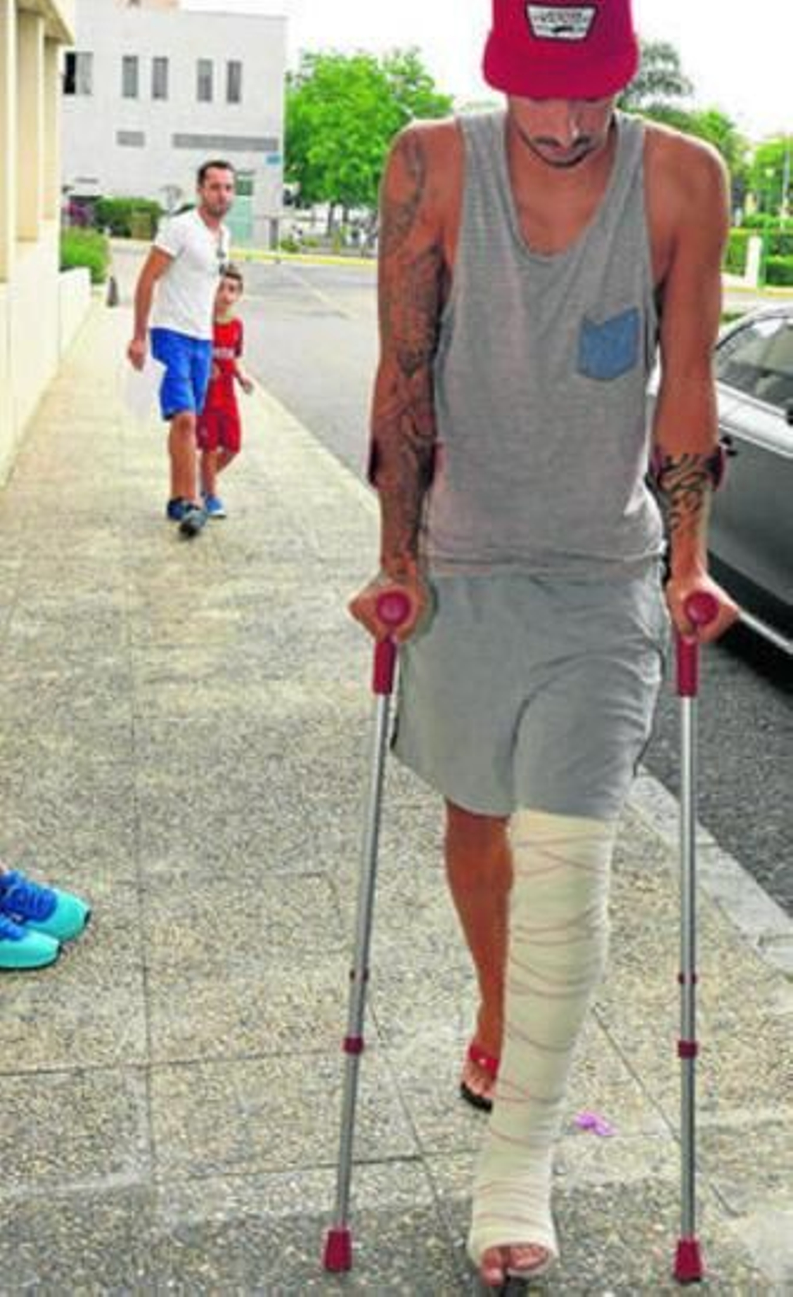Vadillo, de camino a la clínica Fremap apoyado con muletas, un día después de sufrir la lesión de rodilla en Marbella.