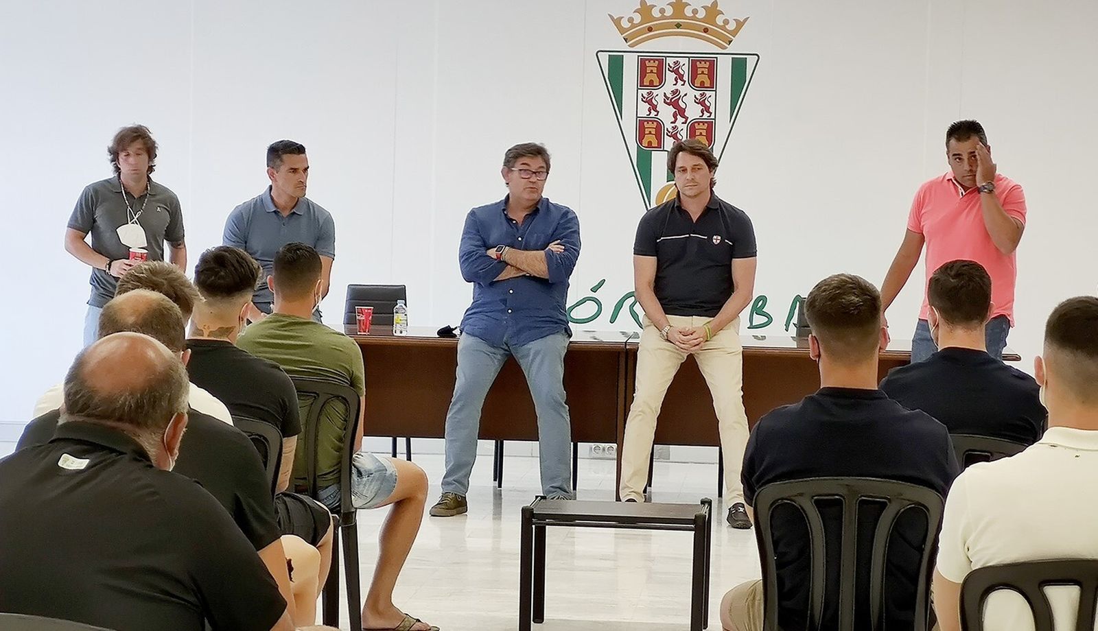 Técnicos y directivos del Córdoba CF departen con la plantilla en la primera reunión del curso.