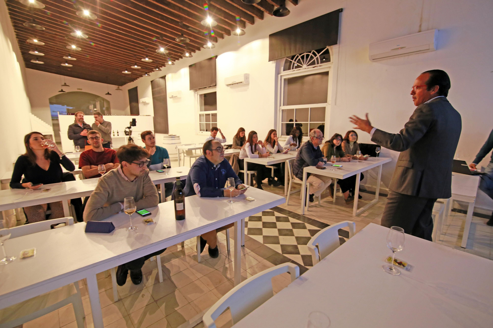 Jóvenes participantes en la versión presencial del Sherry Trivial celebrada ayer en González Byass.