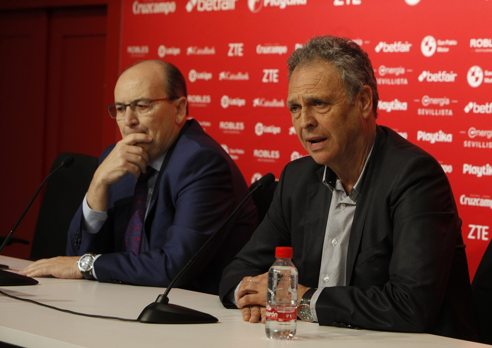 Caparrós, en rueda de prensa junto a José Castro.