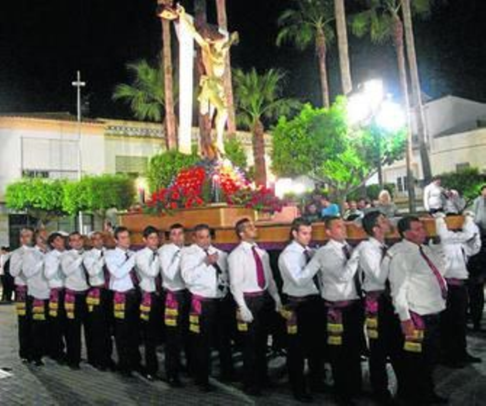 Los gitanos y gitanas portan sobre sus hombros a su protector