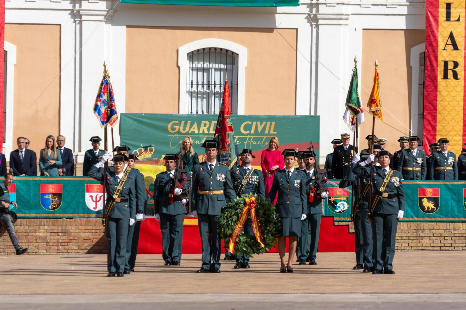 Imágenes del desfile de la Guardia Civil en el Día de la Hispanidad y de su patrona en la Plaza de La Merced