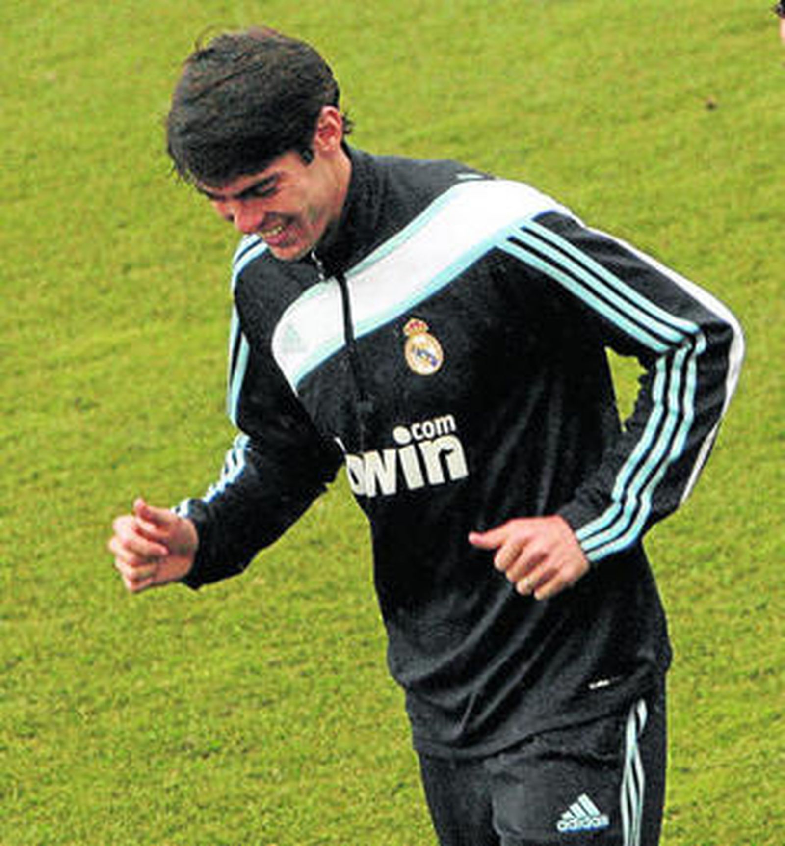 Kaká, muy sonriente en el entrenamiento que el Madrid llevó ayer a cabo en Valdebebas.