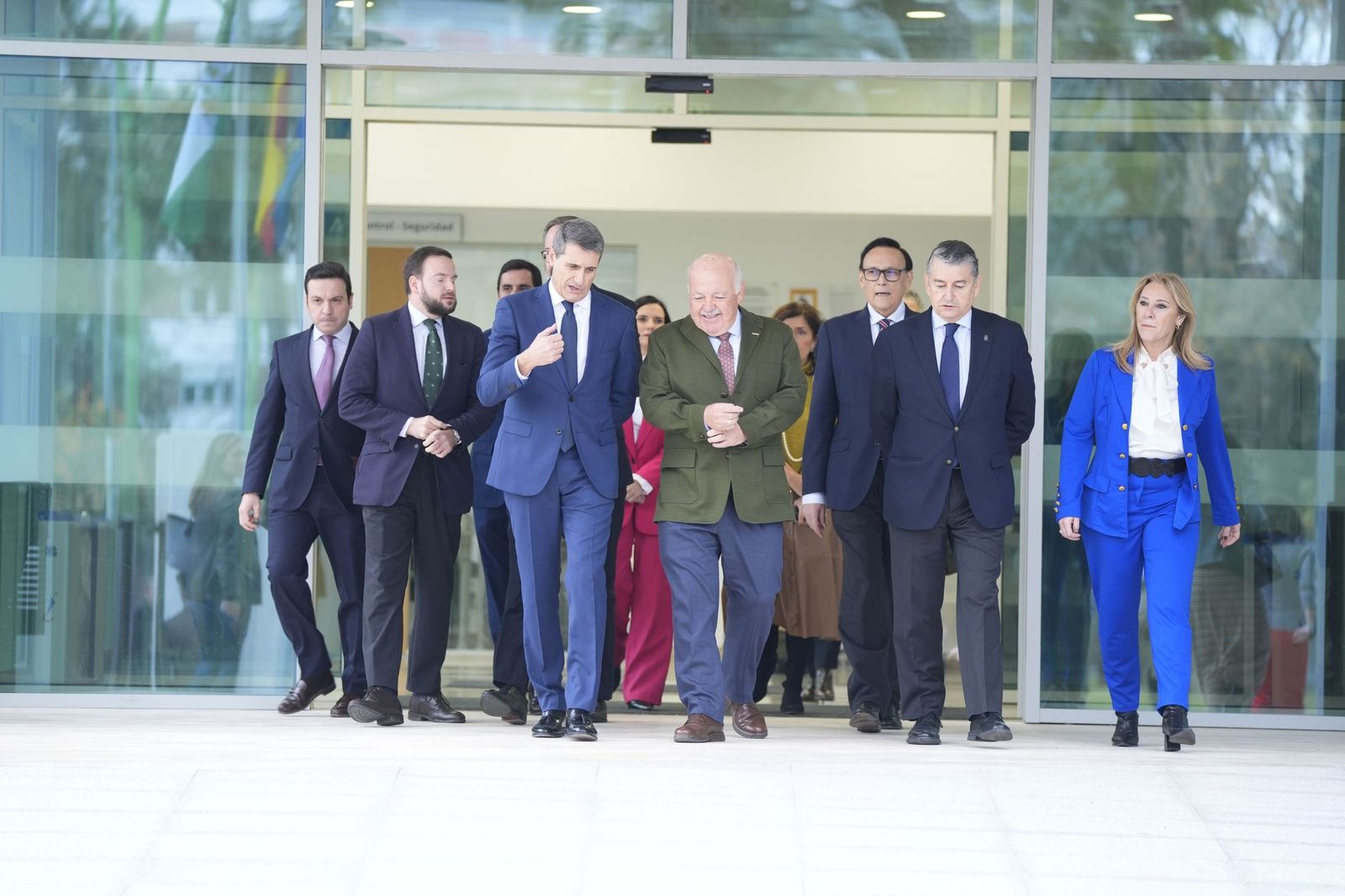 Dirigentes institucionales en el Edificio Administrativo de la Junta de Andalucía en Córdoba.