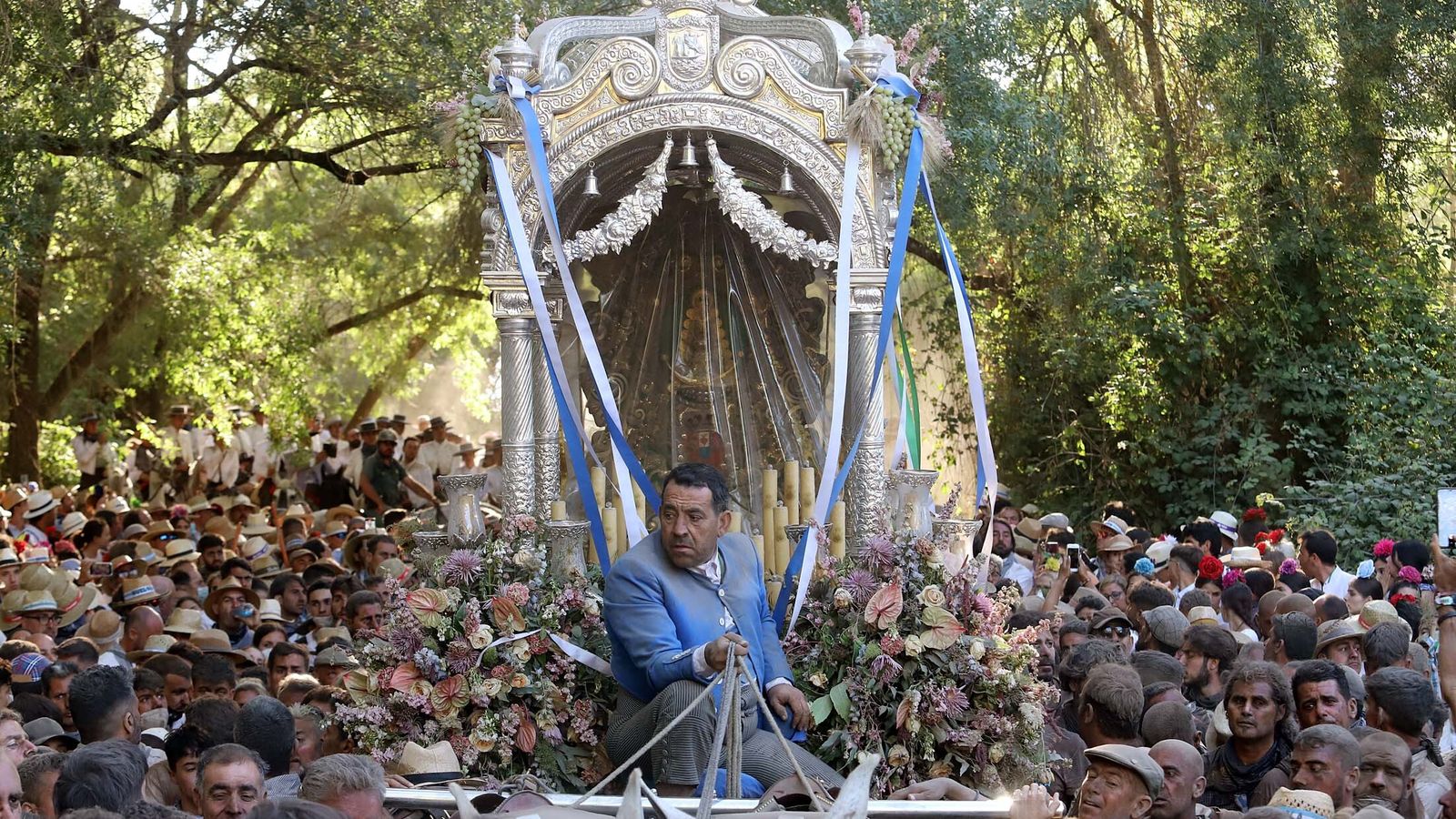 La Hermandad de El Rocío de Huelva, camino de la aldea