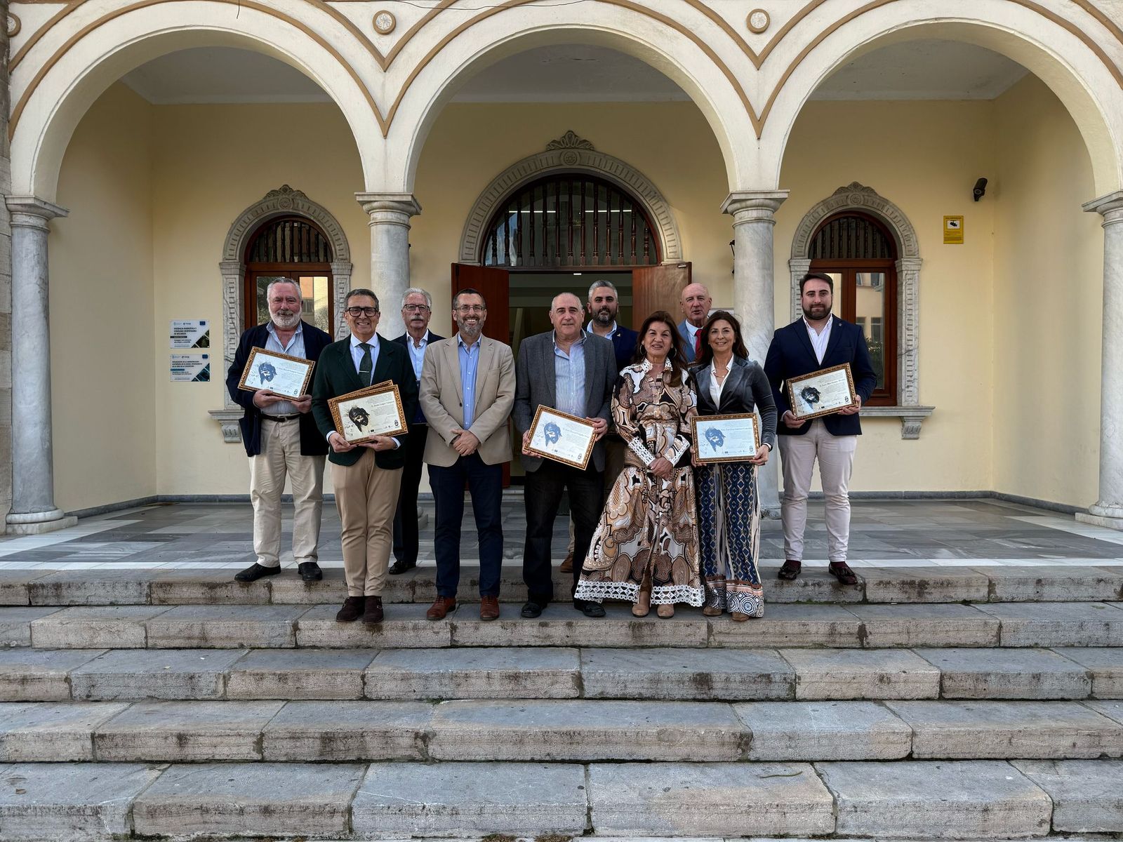 Franco y Atanet, con los miembros de la permanente del Consejo Local de Hermandades y Cofradías de La Línea.