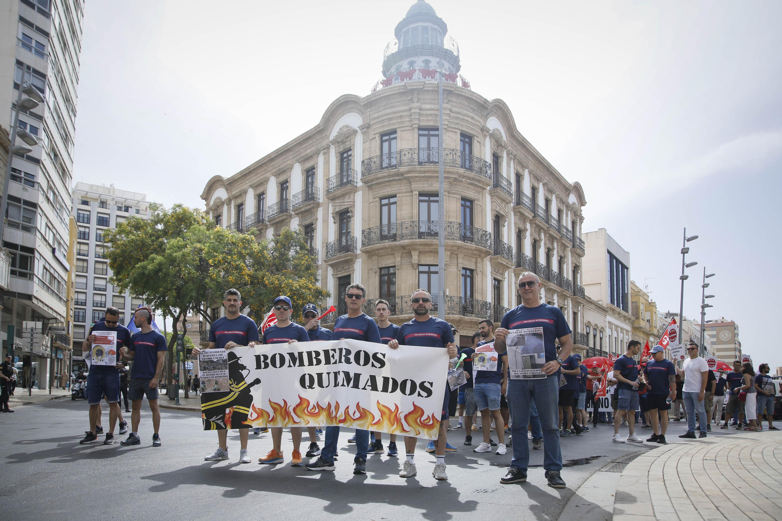 Manifestación de los bomberos quemados de Almería, en imágenes