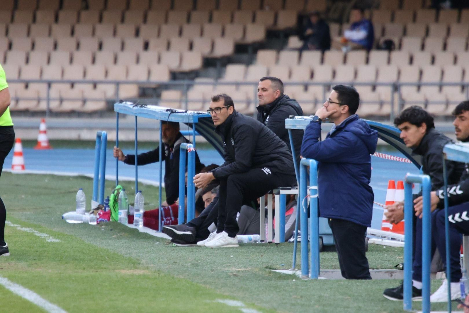 Francis sigue atento el partido desde el banquillo.