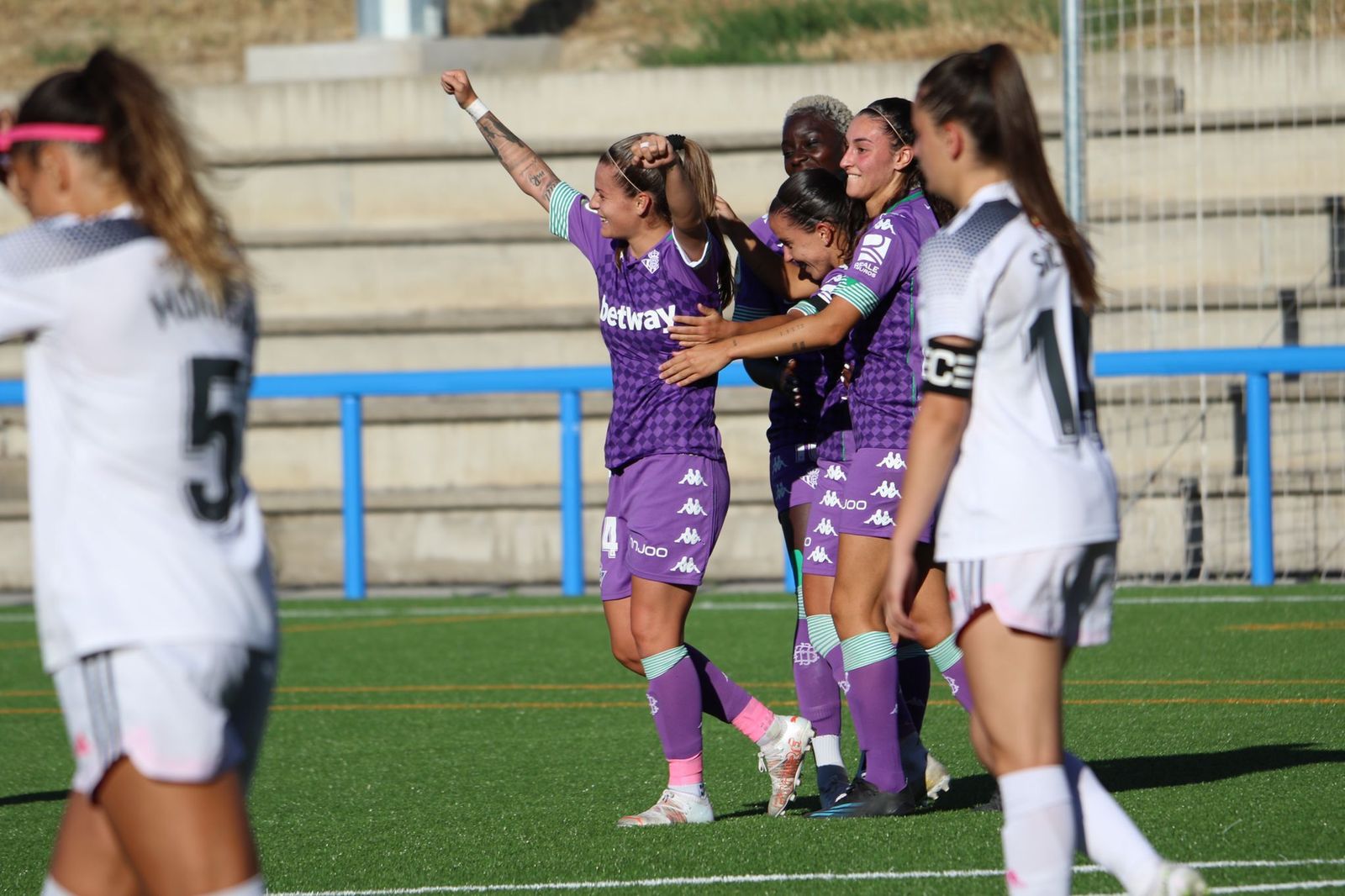 Las jugadoras béticas celebran el 2-2.