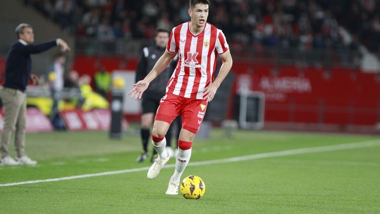 César Montes conduce con el balón en campo rival.