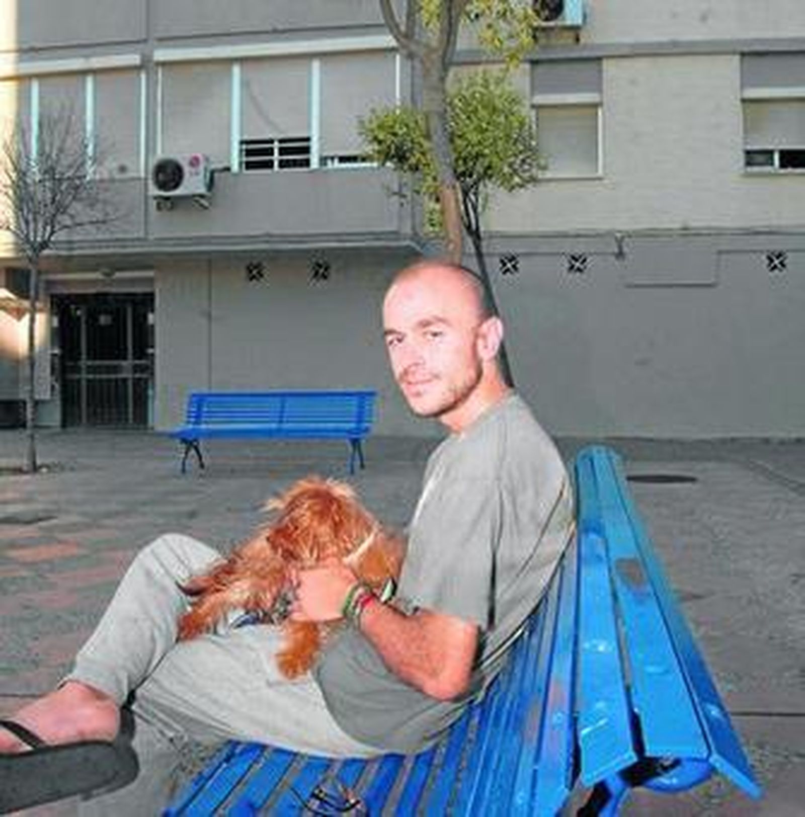 Juan José Redondo, ayer, ante el bloque de Al Andalus, en el que vive.