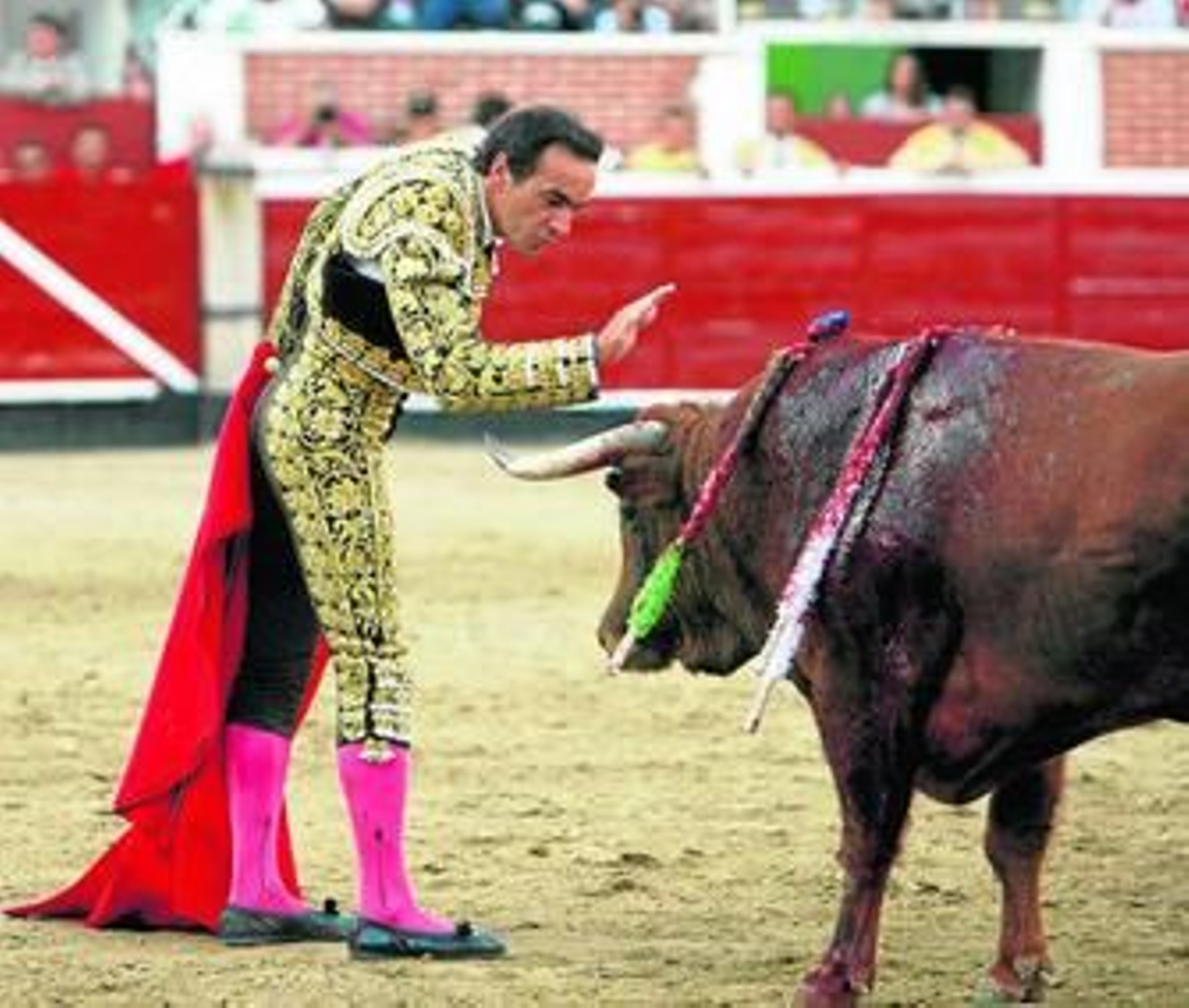 El Cid, en un desplante a su segundo toro, 'Palomo', de José Luis Marca, al que indultó.