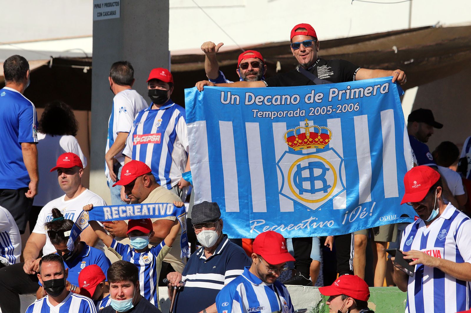 Imágenes de la afición más fiel del Recre en su visita al campo del Antoniano
