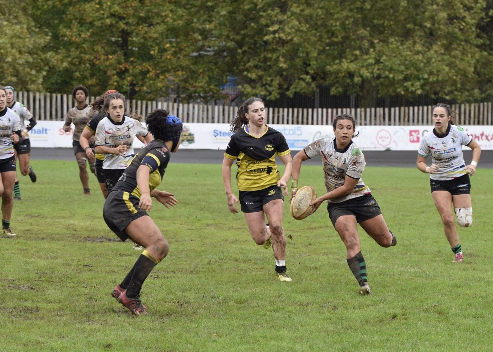 Julia Castro abre el oval en un ataque de las Cocodrilas.