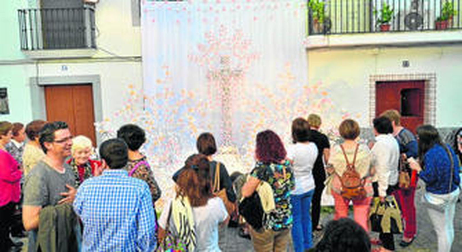 Un grupo de personas observa una Cruz en Añora.