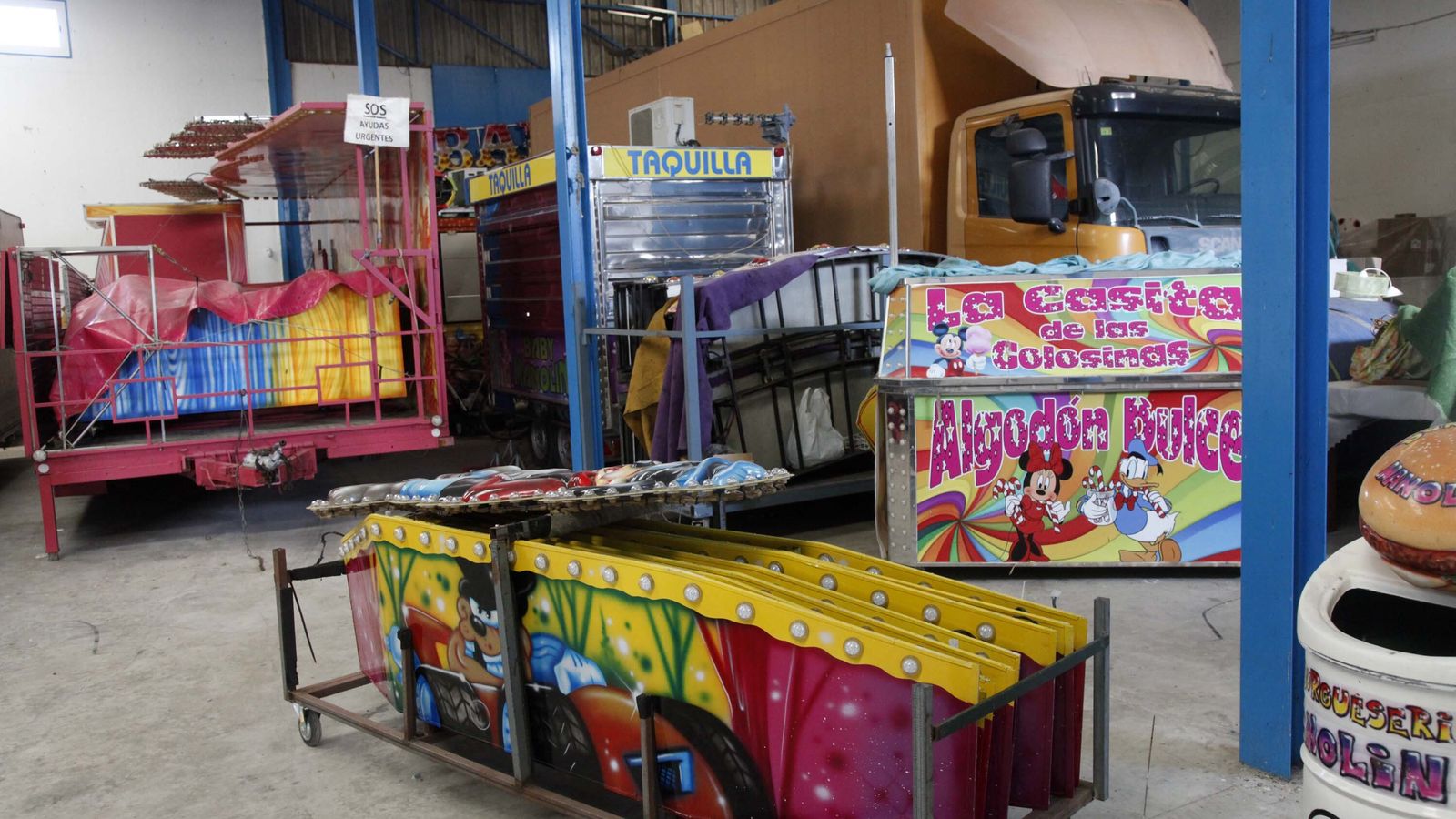 Las atracciones de Sergio y de otros feriantes están almacenadas desde hace ya casi 18 meses en una nave en Gibraleón