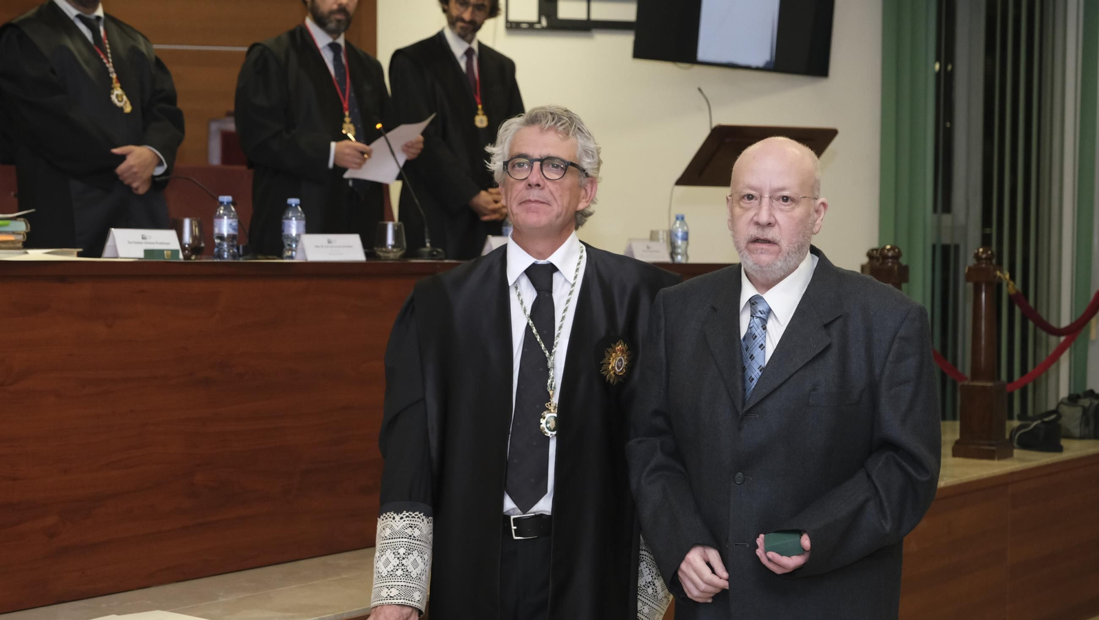 Entrega de insignias de 25 años de colegiado en el Colegio de Abogados de Almería, en imágenes