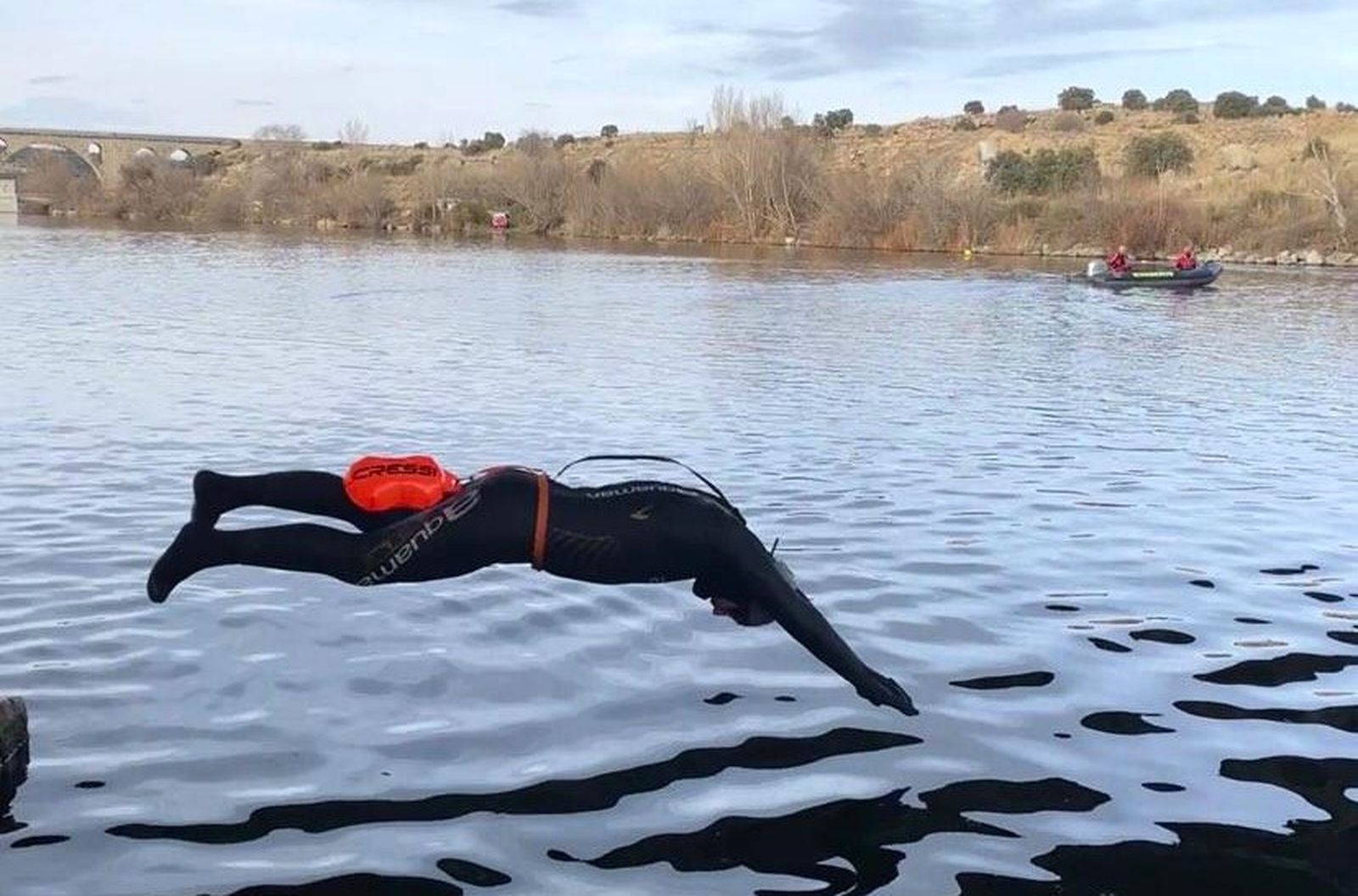 Rubén Gutiérrez se lanza al agua en Ávila.