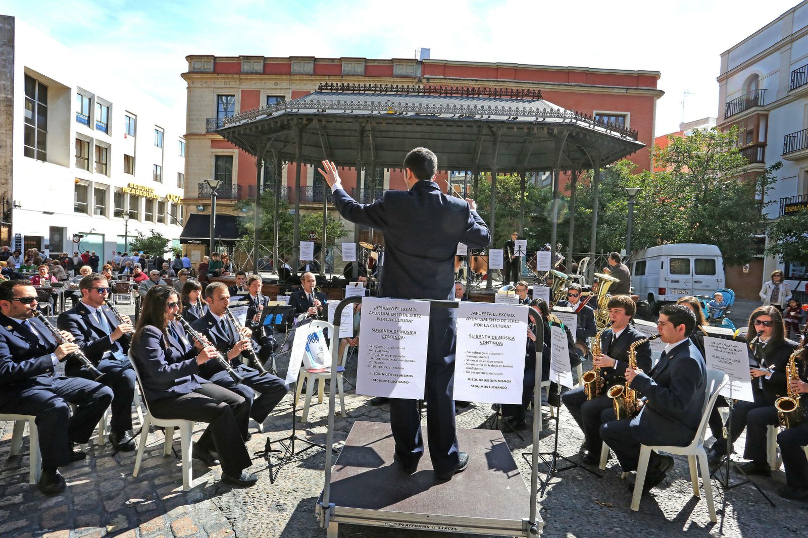 La banda municipal en uno de sus conciertos en la plaza del Banco.