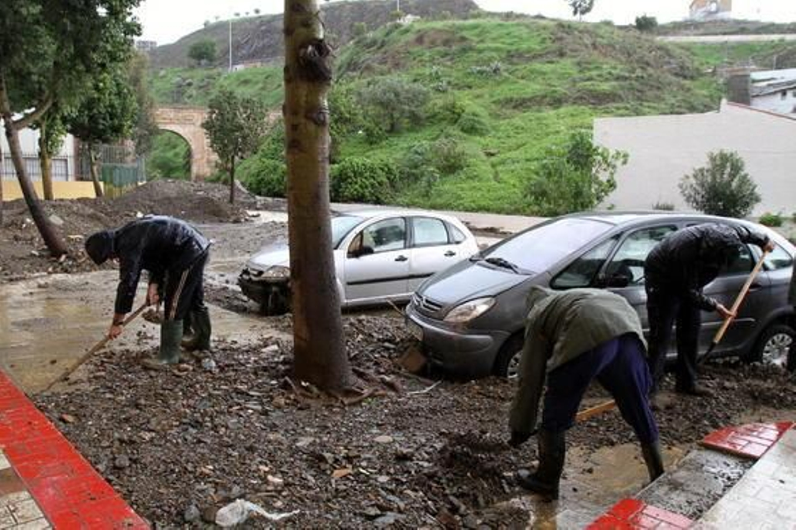 Málaga limpia el barro dejado por la tromba de agua del sábado