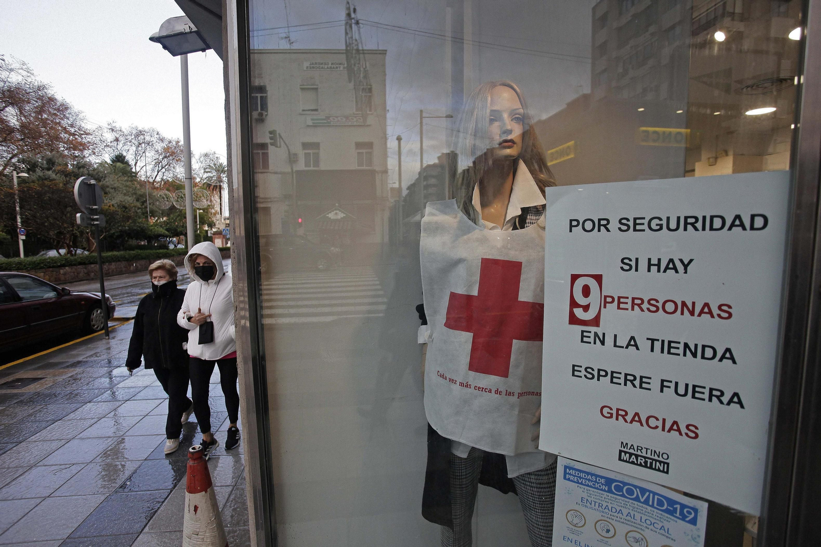 El escaparate de una tienda del centro de Algeciras.