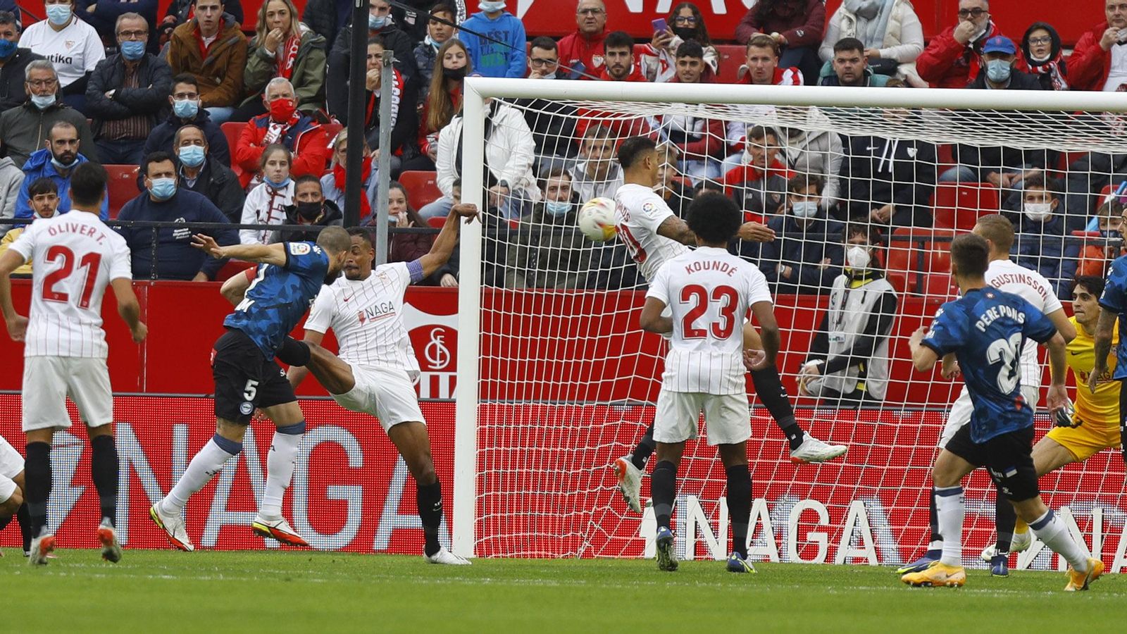 Laguardia remata en solitario el cero a uno en una de las acciones en el debe de los sevillistas.