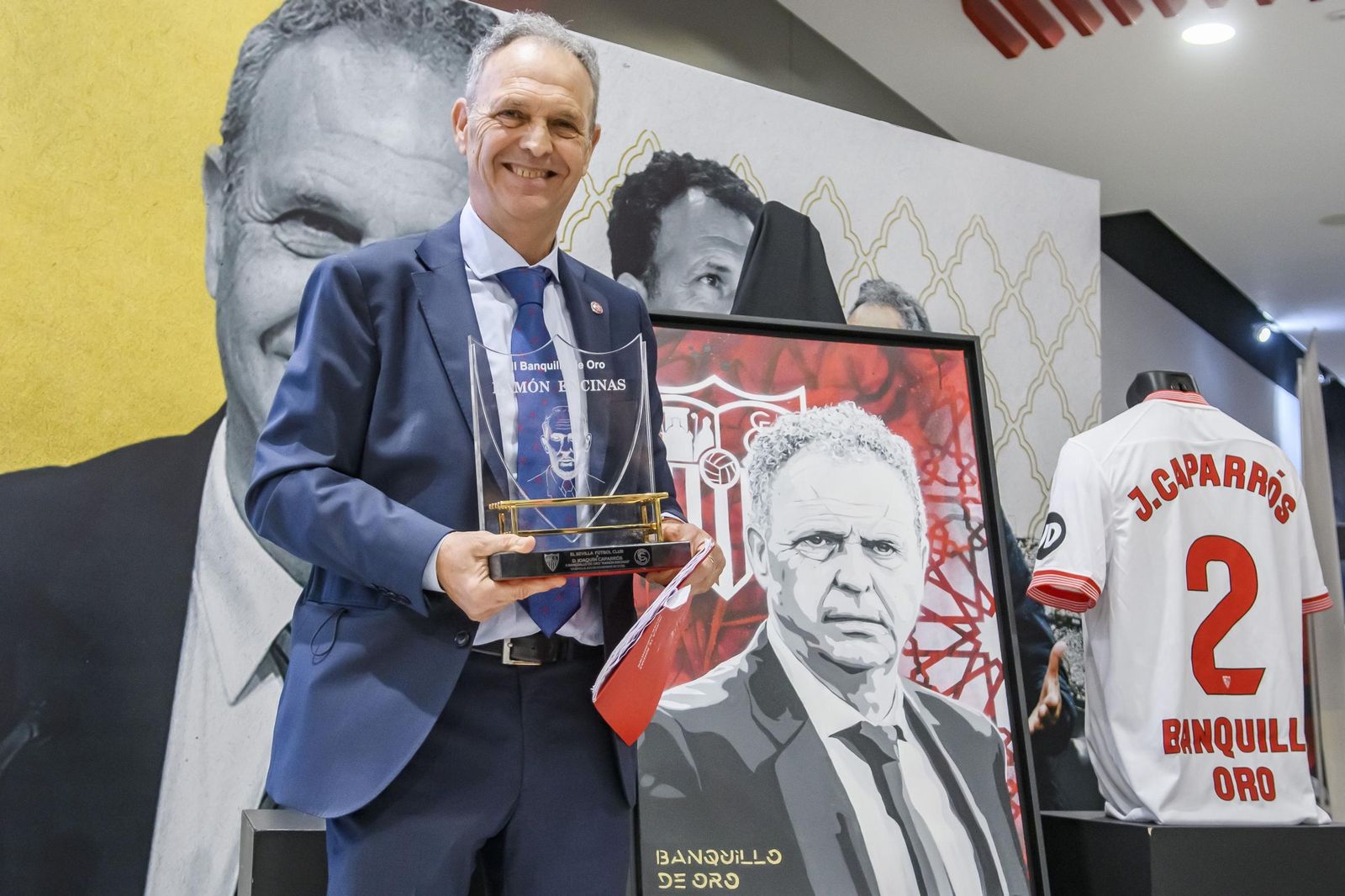 Joaquín Caparrós recibe el galardón 'Banquillo de Oro Ramón Encinas'