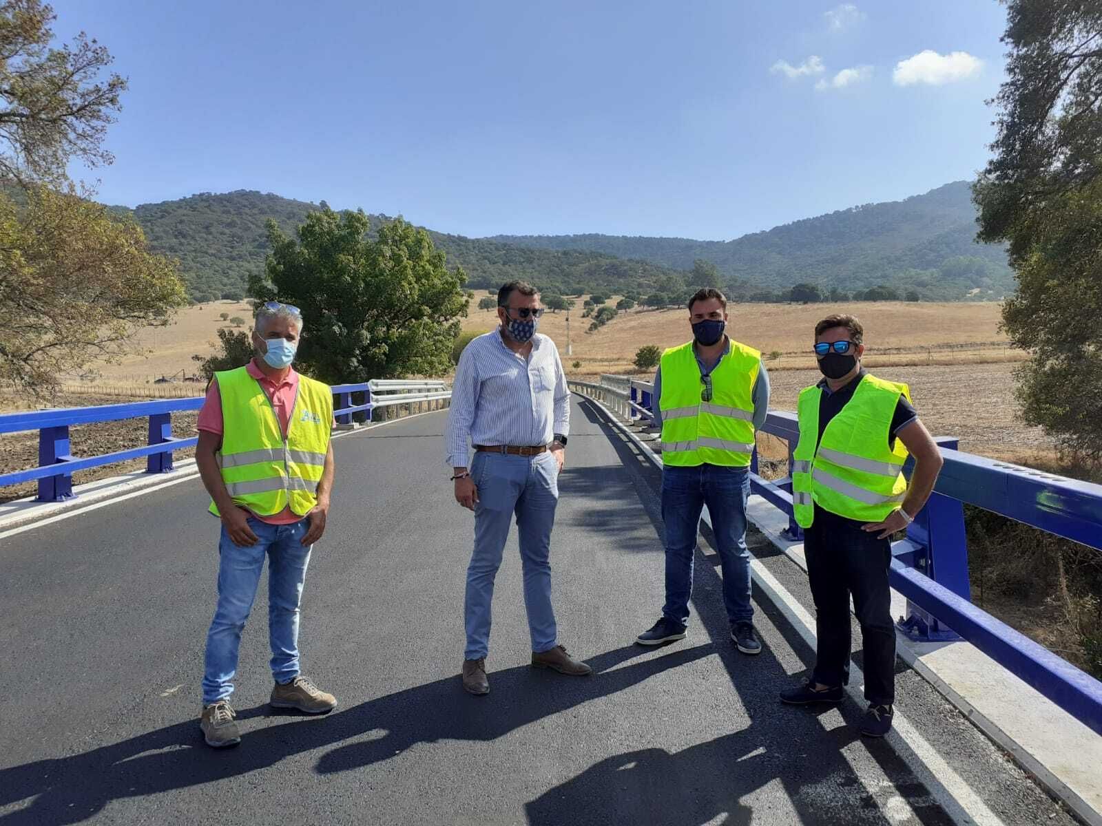El diputado Pizarro con personal de carreteras.