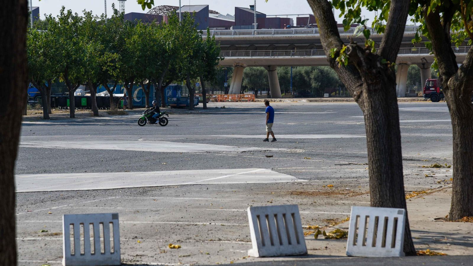 Esta explanada, normalmente usada por autoescuelas para clases prácticas, servirá de aparcamiento. 