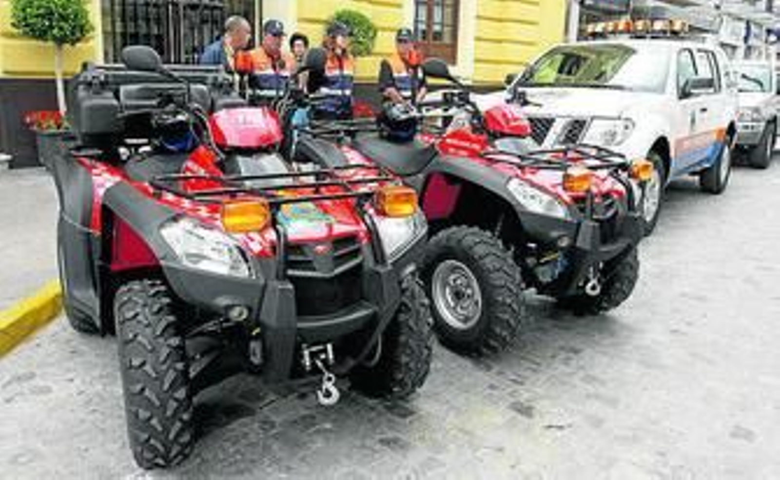 Los nuevos vehículos, ayer en la puerta del Ayuntamiento.