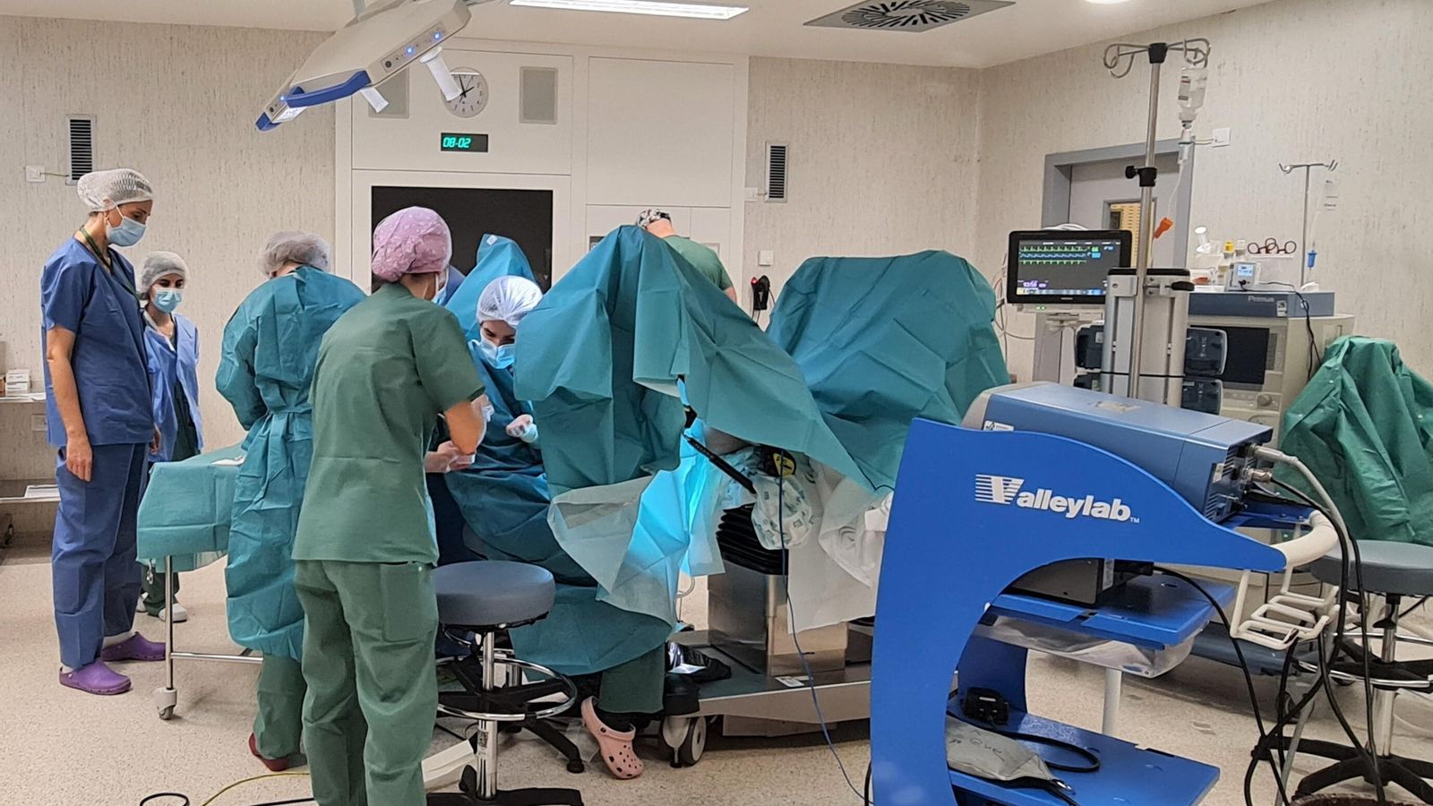 El quirófano, durante la cirugía de puerto único de Ginecología del Clínico San Cecilio.