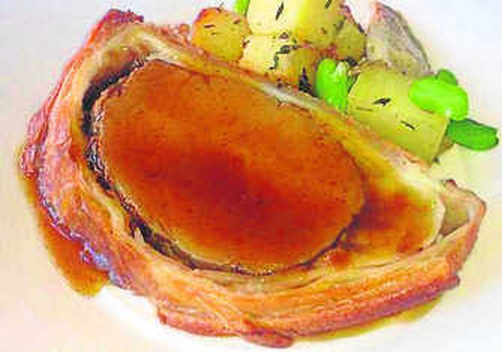 Dos de los platos más emblemáticos de El Cenador, el solomillo Wellington y su famoso cocido.