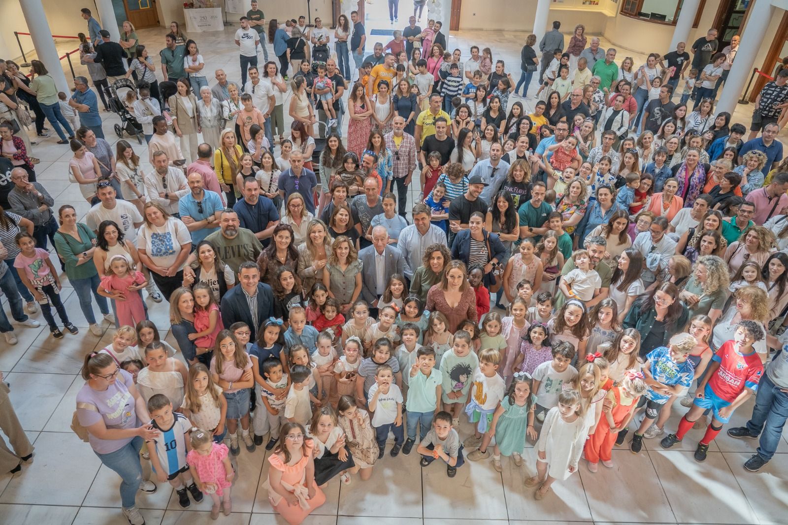 Gabriel Amat junto a las profesores de los talleres y los alumnos.